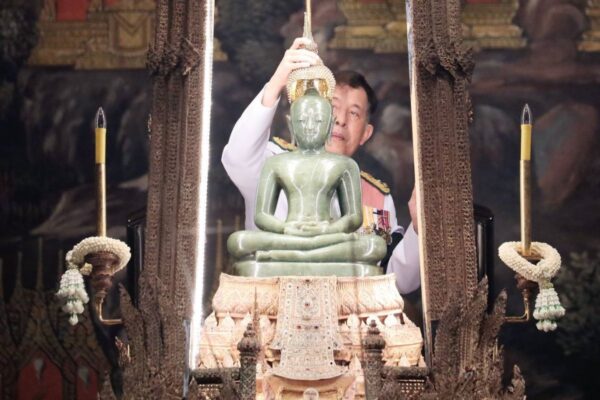 ในหลวงทรงเปลี่ยนเครื่องทรงพระแก้วมรกต จากฤดูร้อนเป็นฤดูฝน