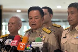 ‘อนุทิน’ เปิดประชุมสภา กทม. ครั้งแรก นำยืนไว้อาลัยผู้เสียชีวิตเหตุไฟไหม้โรงเบียร์ลาดพร้าว