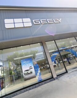‘ธนบุรีนอยสเติน’ ปลื้มส่งมอบรถอีวี GEELY EX2 ทะลุ 10,000 คัน