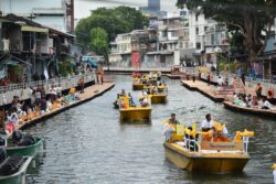 ทุกภาคส่วนร่วมตักบาตรทางเรือ “สายน้ำแห่งชีวิต ใต้ร่มพระบารมี สืบสานวิถีรัตนโกสินทร์”