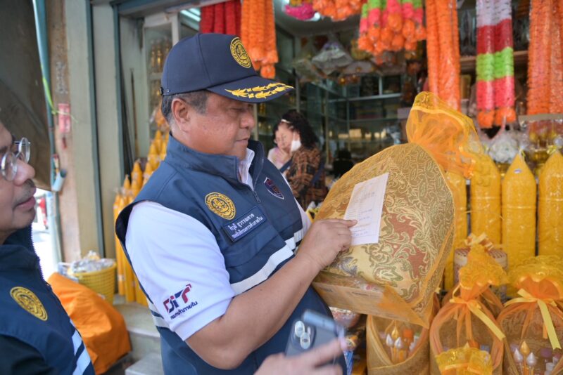 พาณิชย์ เช็กราคาสังฆทานก่อนเข้าพรรษา ยันยังไม่ขึ้นราคา คุมเข้มร้านค้าติดป้ายให้ชัด