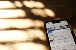 LinkedIn เอาจริง! เพิ่มปุ่มรายงาน “AI slop” ลบโพสต์กลวง คืนความสมจริงให้ฟีด