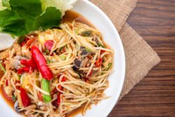 ผลตรวจน้องใหม่ มมส. พบติดเชื้อพยาธิใบไม้ตับ 33% มหาสารคามเร่งคุมร้านส้มตำ