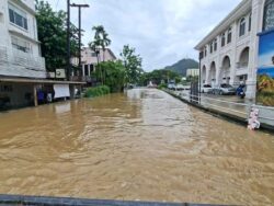 ฝนถล่มภูเก็ตท่วมหลายจุด ทน.เตือนรหัสแดง ให้ปชช. ยกของขึ้นที่สูง