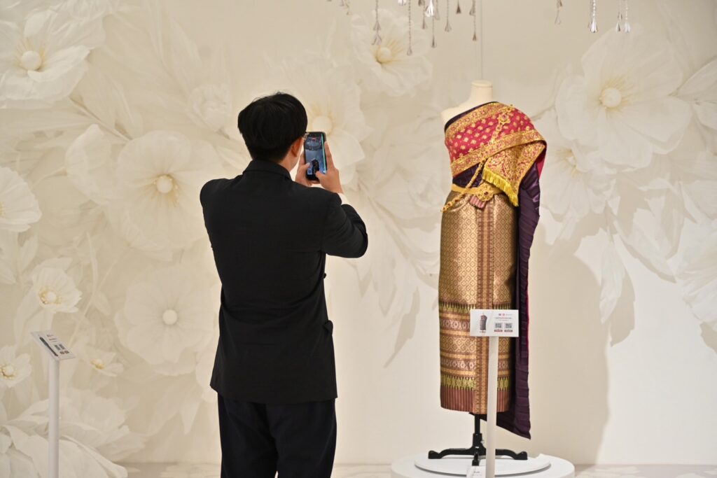 ราชพัสตราสู่สากล La Mode en Majest : Royal Thai Dress from Tradition to Modernity