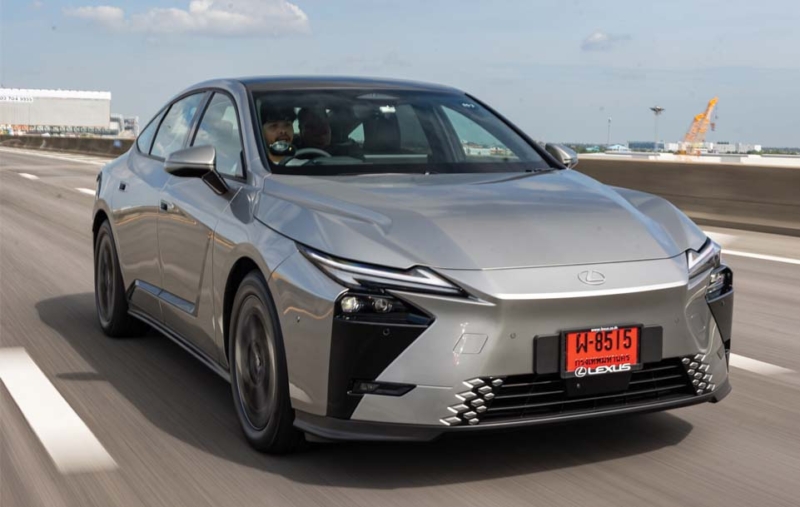 LEXUS ES 350e  สมฐานะ สง่างาม ขับสนุก