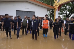 “สุริยะ” บุกน่านลุยโคลน สั่งคืนพื้นที่ชาวบ้านเร็วที่สุด พาณิชย์คุมเข้มสินค้า “ห้ามขาด-ห้ามแพง”