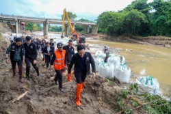“ยศชนัน” ลงพื้นที่เร่งฟื้นฟูน่าน อีกรอบ ควบคู่ขยายวงเงินฉุกเฉิน 100 ล้าน หลัง ครม. เคาะงบฯเยียวยา เสียชีวิต 2 ล้าน
