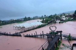 ฝนถล่ม ‘น่าน’ น้ำป่าทะลักท่วม 3 อำเภอ 8 ตำบล ถนน-สะพานข้ามน้ำกุ๋ยถูกตัดขาด