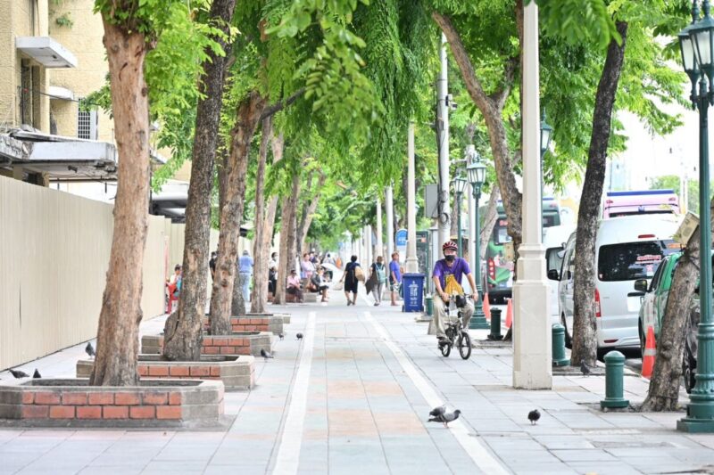 กทม. เบรกแจกอาหารริม ‘ราชดำเนิน’ ตัดวงจรคนไร้บ้าน ชวนทำบุญผ่าน ‘บ้านอิ่มใจ’