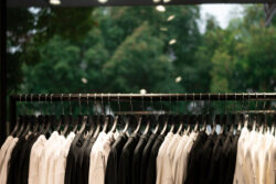 แบรนด์แฟชั่นญี่ปุ่นยอดพุ่ง เสื้อผ้าผลงาน AI ฮิตไม่พอขาย