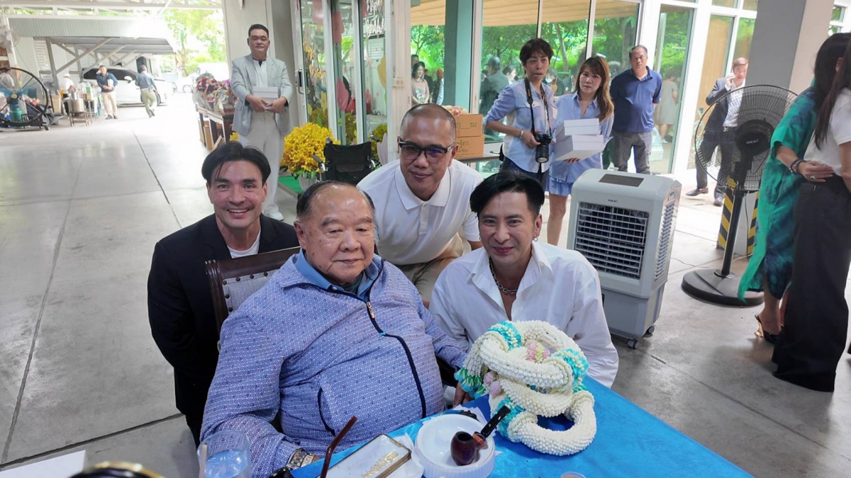 ประวิตร เปิดบ้านป่ารอยต่อฯ ให้คนใกล้อวยพรวันเกิด 81 ปี