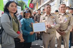 ‘พีมูฟ’ บุกทำเนียบ ขอต่อเวลาพิจารณายุบ “ธนาคารที่ดิน” จี้ตั้งทีมศึกษา กม.อุทยานฯ