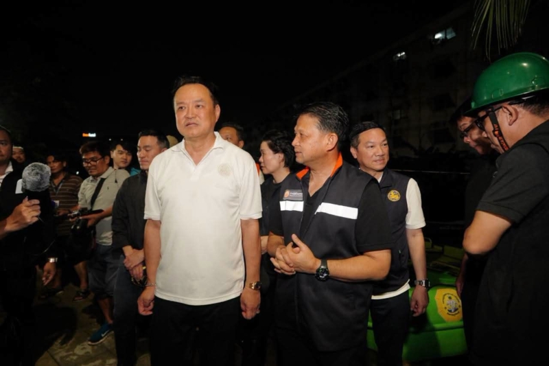 นายกฯ ลงพื้นที่เคหะชุมชนคลองจั่น ติดตามน้ำท่วม–เร่งช่วยเหลือประชาชน