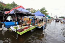 สแกนเศรษฐกิจฐานราก ‘วัดเกาะ-เพิ่มสิน’ น้ำท่วมสูง ภาคการยังเปิดหน้าสู้ ตรึงราคาสินค้าประคองชุมชน