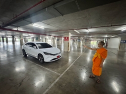 วัดธรรมกาย ช่วยชาวบ้านเปิดอาคารให้จอดรถหนีน้ำท่วม 1,000 คัน