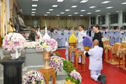 ในหลวง พระราชินี ทรงวางพวงมาลา พระบรมราชชนก วันมหิดล 2569