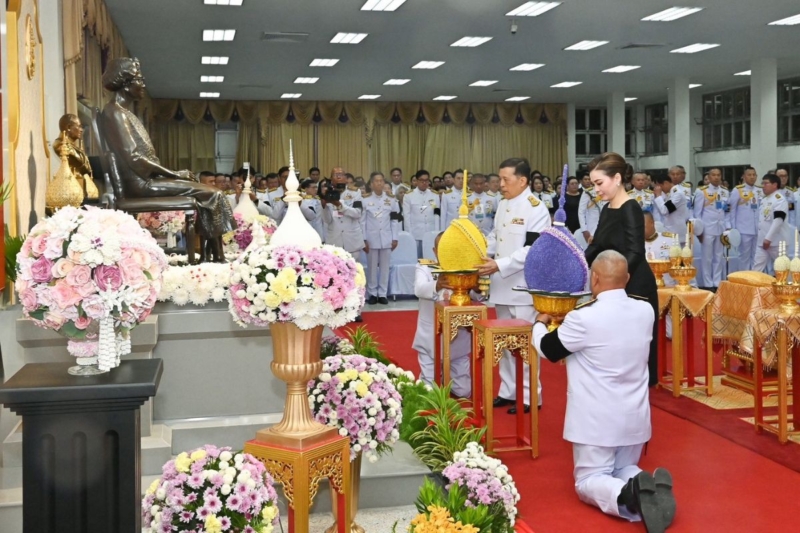 ในหลวง พระราชินี ทรงวางพวงมาลา พระบรมราชชนก วันมหิดล 2569