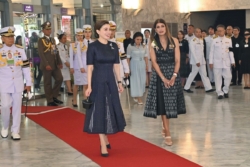 พระราชินี ทอดพระเนตรการแสดงเฉลิมพระเกียรติ Alice in Wonderland