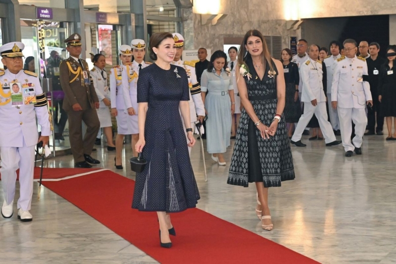 พระราชินี ทอดพระเนตรการแสดงเฉลิมพระเกียรติ Alice in Wonderland