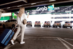 รับมือนักท่องเที่ยวล้นสนามบิน ‘Grab’ ขยายจุดรับผู้โดยสาร-เปิดตัวระบบ PIN จัดคิวใครมาก่อนไปก่อน