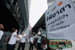 “ศุภชัย เจียรวนนท์” นำทัพ “ซีพีอาสา ร้อยเรียงความดี” แพ็กถุงกำลังใจ 2,000 ถุง ลงพื้นที่ช่วยเหลือผู้ประส บน้ำท่วมกรุงเทพฯ