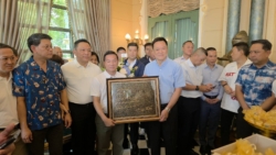 นายกฯ ทำบุญวันเกิดปีที่ 60 ‘ประยุทธ์ – คุณหญิงพจมาน’  ส่งแจกันอวยพร