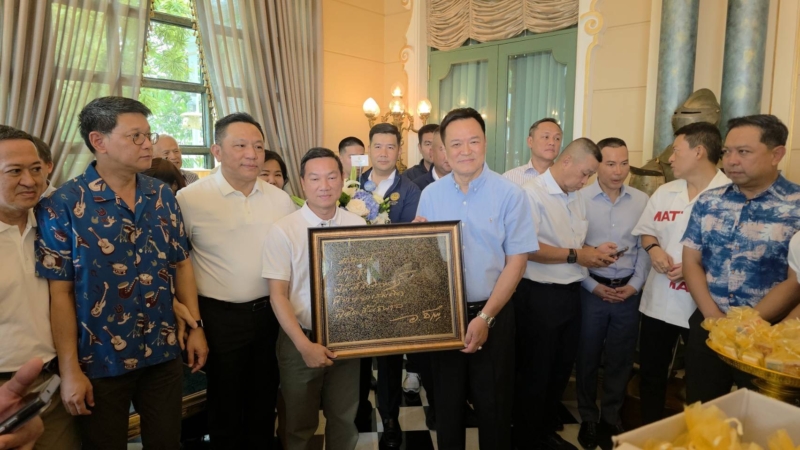 นายกฯ ทำบุญวันเกิดปีที่ 60 ‘ประยุทธ์ – คุณหญิงพจมาน’  ส่งแจกันอวยพร