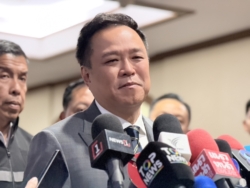 อนุทิน แจงเงินแจกช่วยน้ำท่วมสะอาด เพราะถุงยังชีพหมด ขออย่าดึง ปชช.เป็นตัวประกัน