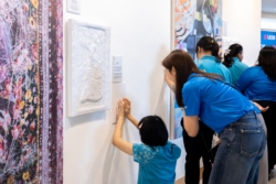 ยูโอบี จัดนิทรรศการศิลปะสัมผัสได้ ให้คนตาบอดชมงานที่หอศิลปกรุงเทพฯ