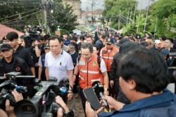 อนุทิน ลงพื้นที่เยี่ยมผู้ประสบภัยน้ำท่วม เจอตะโกน “รวยไม่ไหว” เผยเรียกถกครม.นัดพิเศษเคาะวันหยุด