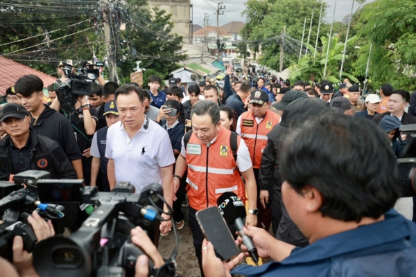 อนุทิน ลงพื้นที่เยี่ยมผู้ประสบภัยน้ำท่วม เจอตะโกน “รวยไม่ไหว” เผยเรียกถกครม.นัดพิเศษเคาะวันหยุด