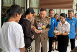 โปรดเกล้าฯ ให้องคมนตรี เชิญถุงพระราชทาน แก่ราษฎรน้ำท่วม จ.สระแก้ว