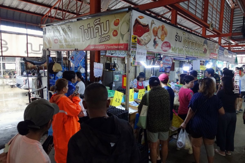 สายไหมต้องรอด! ชาวบ้านแห่กักตุนเสบียง ไข่ไก่เกลี้ยงแผง ร้านสะดวกซื้อบางสาขาไร้บะหมี่ฯ