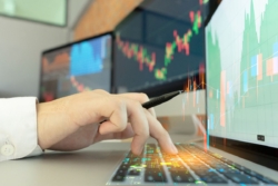 Fitch ขยับ Outlook ไทยสู่ Stable หนุนฟันด์โฟลว์ จับตา BBL-SCB-KTB-KBANK