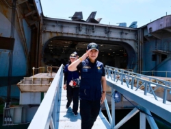 ผู้ว่าฯ ชลบุรี นำทีมชม “USS Abraham Lincoln” กลางท่าเรือแหลมฉบัง