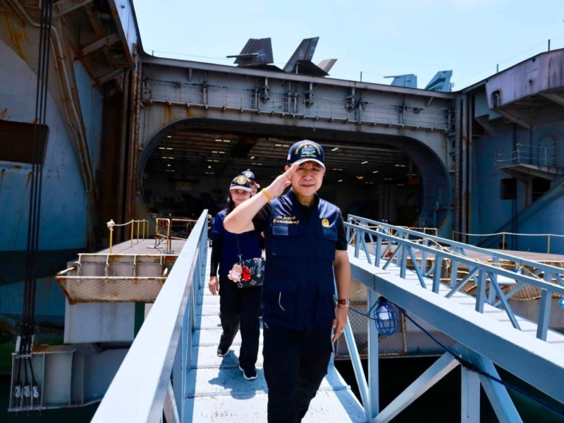 ผู้ว่าฯ ชลบุรี นำทีมชม “USS Abraham Lincoln” กลางท่าเรือแหลมฉบัง