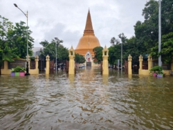 ฝนถล่มนครปฐม ‘อุโมงค์หน้าวัดพระงาม-ถนนเทศา ซอย7’ น้ำท่วมสูง ไม่สามารถสัญจรได้
