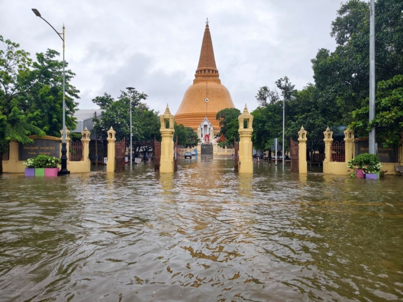 ฝนถล่มนครปฐม ‘อุโมงค์หน้าวัดพระงาม-ถนนเทศา ซอย7’ น้ำท่วมสูง ไม่สามารถสัญจรได้