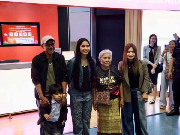 สนามบินภูเก็ตคึกคัก! ต้อนรับ “เนเน่รอยัล” คว้าแชมป์ America’s Got Talent 2026 กลับถึงไทย ยายแก้วสุดดีใจ สวมกอดน้ำตาซึม