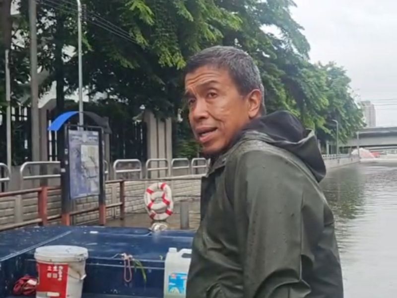“ชัชชาติ”เร่งสูบน้ำเพชรบุรีตัดใหม่-เอกมัย ไล่ระบายน้ำลงเจ้าพระยา เฝ้าระวังร่มเกล้า-คลองจั่น