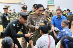 ‘ประยุทธ์’ องคมนตรี เชิญถุงพระราชทาน ช่วยเหลือน้ำท่วมคูคต-ลำลูกกา