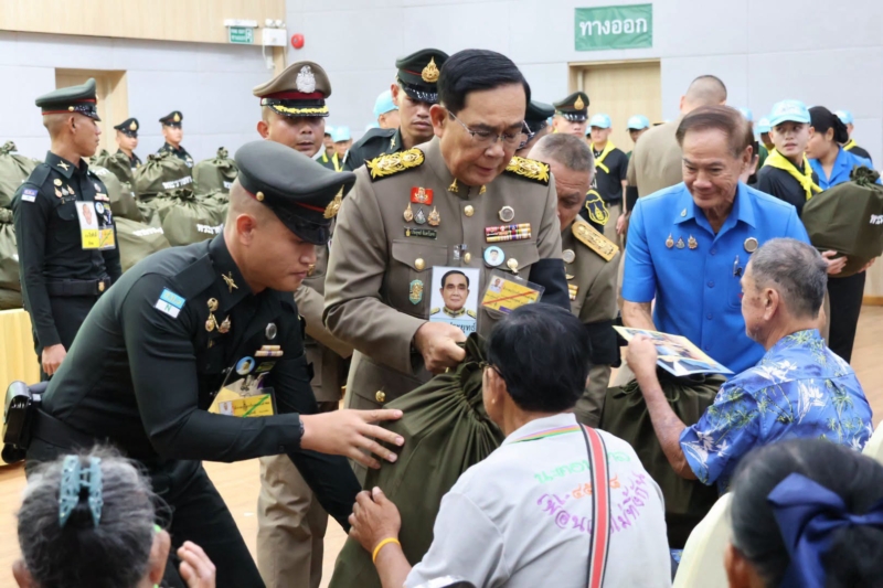 ‘ประยุทธ์’ องคมนตรี เชิญถุงพระราชทาน ช่วยเหลือน้ำท่วมคูคต-ลำลูกกา