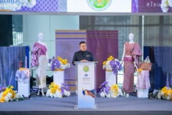 ที่ปรึกษา รมช.เกษตรฯ ธีระชัย เปิดงาน “หม่อนไหมสัญจร ครั้งที่ 3” ดันอัตลักษณ์ผ้าไหมไทย รุกเพิ่มโอกาสทางการค้า เชื่อมผู้ผลิตสู่ผู้บริโภค
