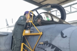 ในหลวง เสด็จฯ ส่วนพระองค์ ทอดพระเนตร พระราชินี ทรงฝึกบินเดี่ยว Gripen