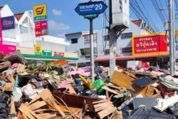 ขยะน้ำท่วมล้นชุมชน ‘เคหะร่มเกล้า’ กทม. ผนึก 4 หน่วยงาน เสริมทัพ ‘เขตบัดดี้’ เร่งเก็บ