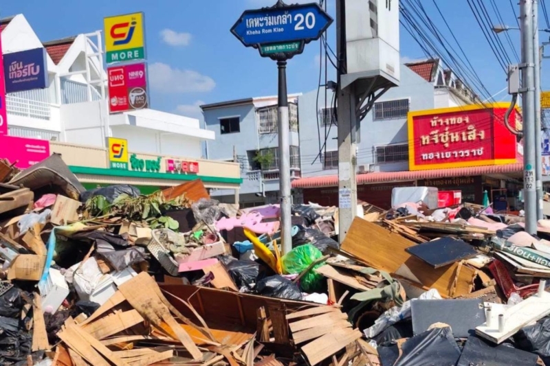 ขยะน้ำท่วมล้นชุมชน ‘เคหะร่มเกล้า’ กทม. ผนึก 4 หน่วยงาน เสริมทัพ ‘เขตบัดดี้’ เร่งเก็บ