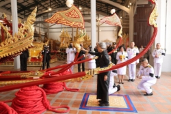 สมเด็จพระเทพฯ บวงสรวงพระราชรถ และพระยานมาศ ในพระราชพิธีถวายพระเพลิง พระพันปีหลวง