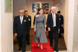 พระราชินี ทรงร่วมงานเลี้ยงอาหารค่ำ พระราชทานรางวัลเกียรติยศ ผู้ร่วมแข่งขันฮอกกี้น้ำแข็งหญิงชิงแชมป์เอเชีย