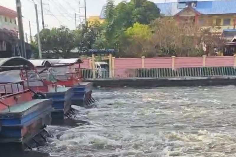 ‘ชัชชาติ’ ลุยแก้ปัญหาหมู่บ้านจมน้ำ ระดม ‘เรือลุงถั่ว’ ระบายน้ำคลองประเวศ เร่งฟื้นฟูคลองจั่น-บึงกุ่ม